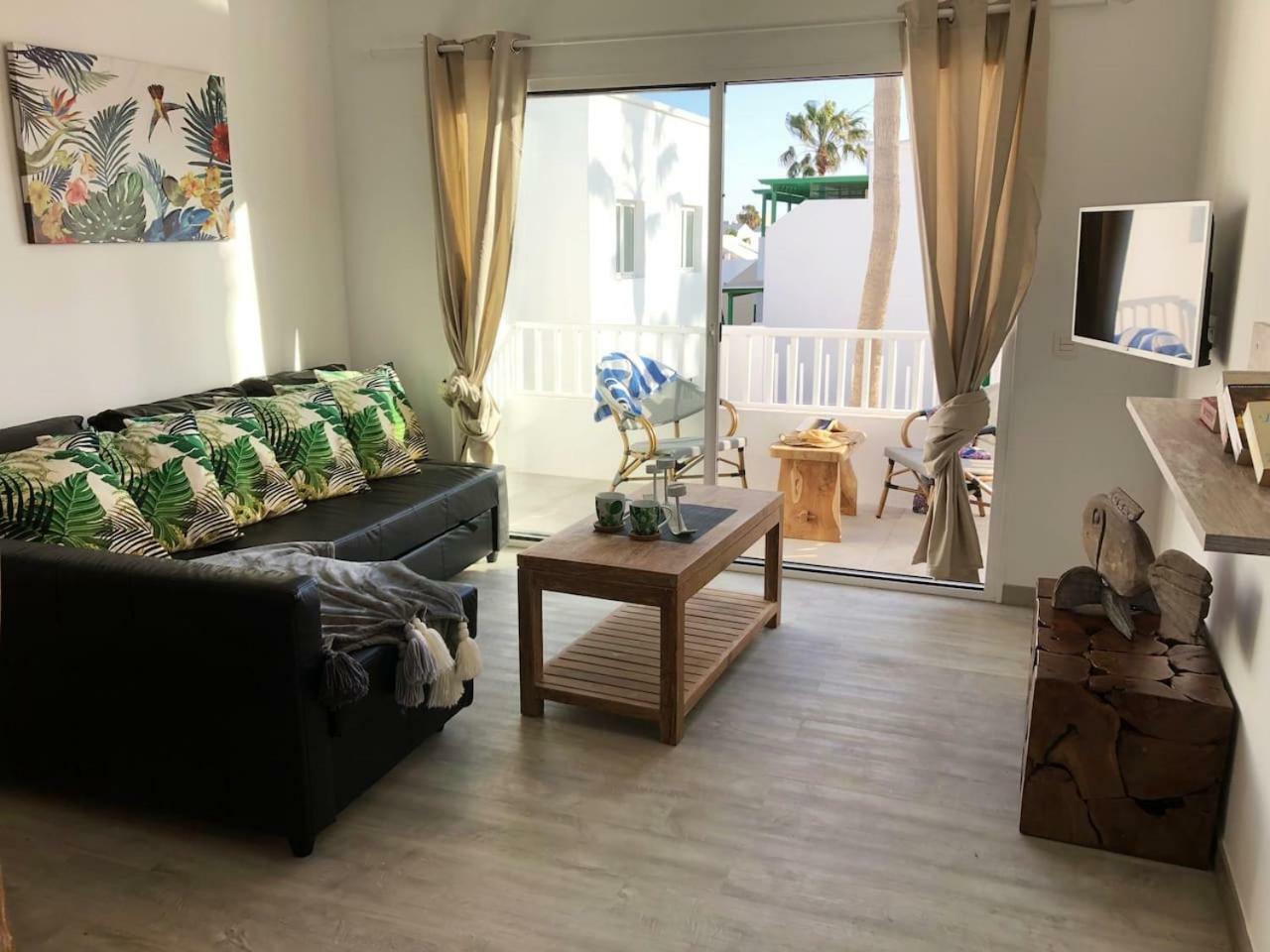 Appartamento Sea Breeze With Shared Pool And Near The Beach Costa Teguise Esterno foto