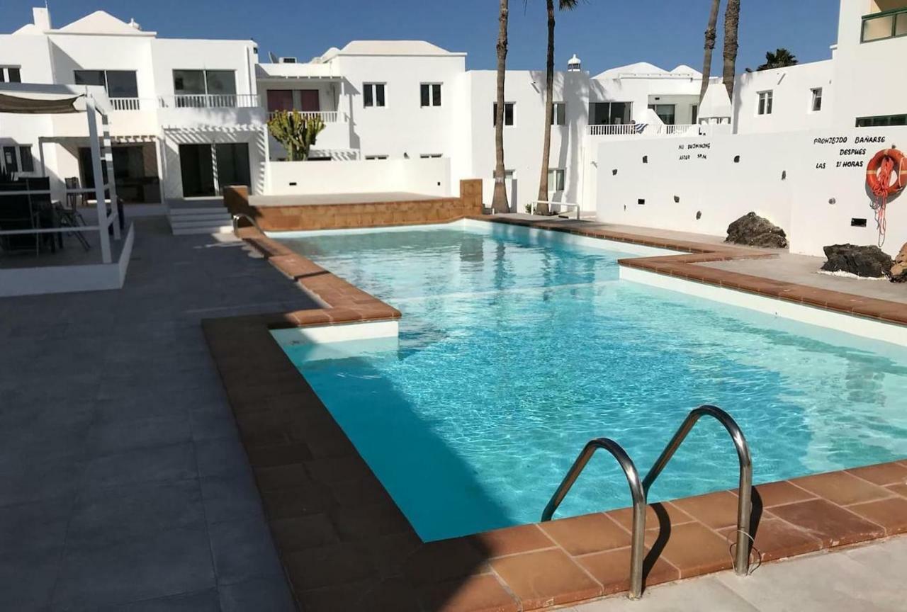 Appartamento Sea Breeze With Shared Pool And Near The Beach Costa Teguise Esterno foto