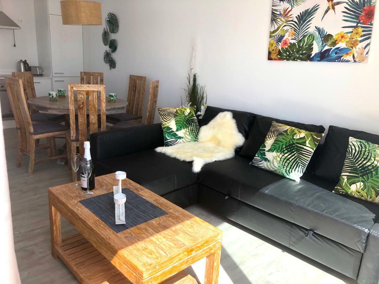 Appartamento Sea Breeze With Shared Pool And Near The Beach Costa Teguise Esterno foto